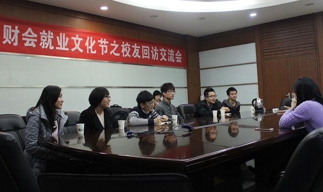 校友官强出席伟德BETVLCTOR1946官网校友回访交流会