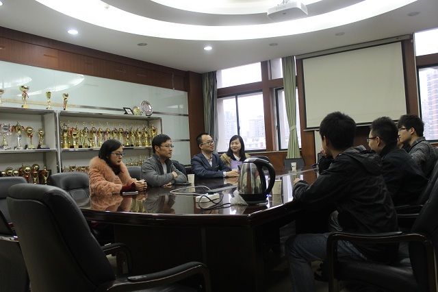 校友官强出席伟德BETVLCTOR1946官网校友回访交流会